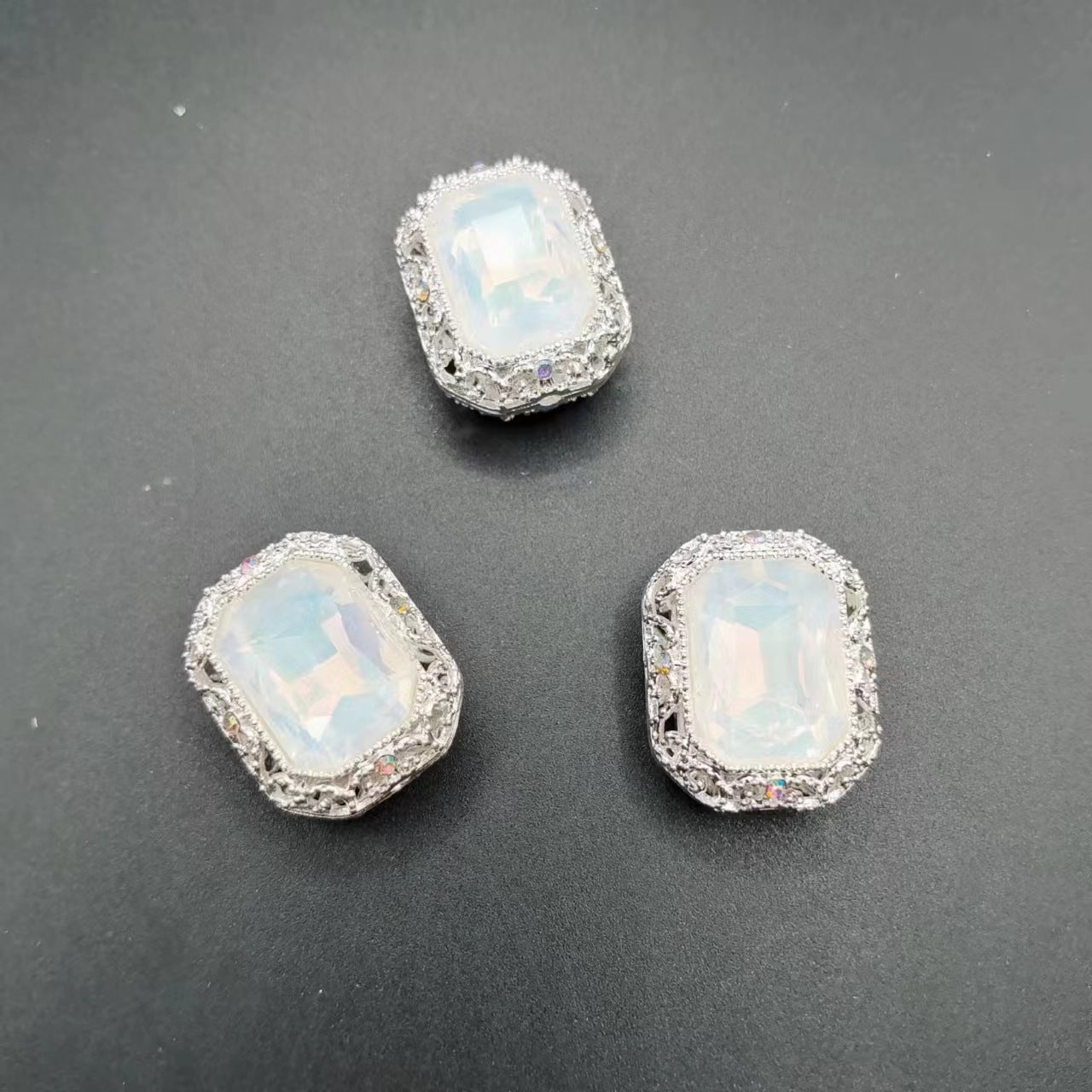 【B23】Rectangular diamond bead